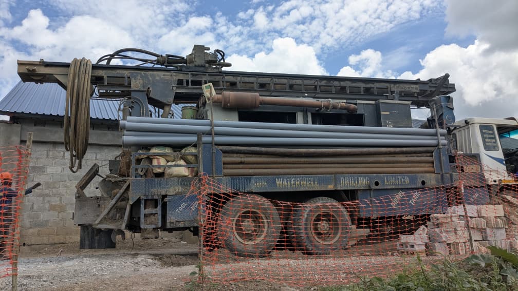 Side view of drilling rig
